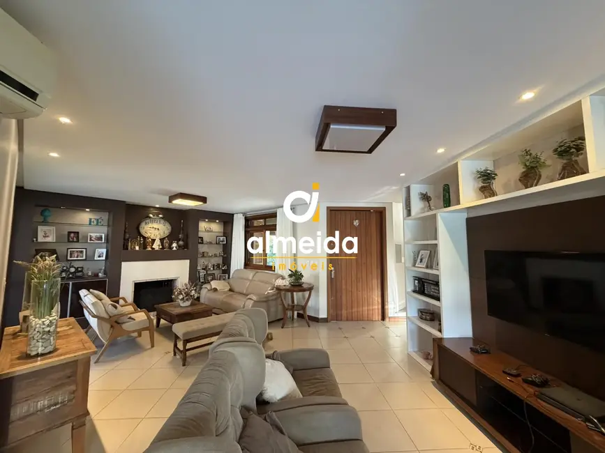 Foto 4 de Casa de Condomínio com 5 quartos para alugar, 326m2 em Tomazetti, Santa Maria - RS
