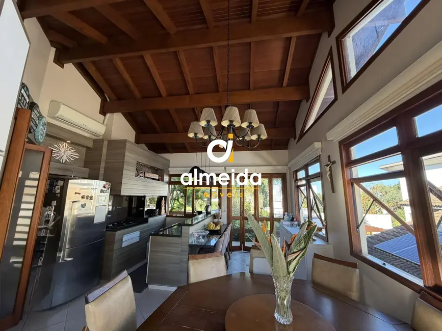 Foto 9 de Casa de Condomínio com 5 quartos para alugar, 326m2 em Tomazetti, Santa Maria - RS