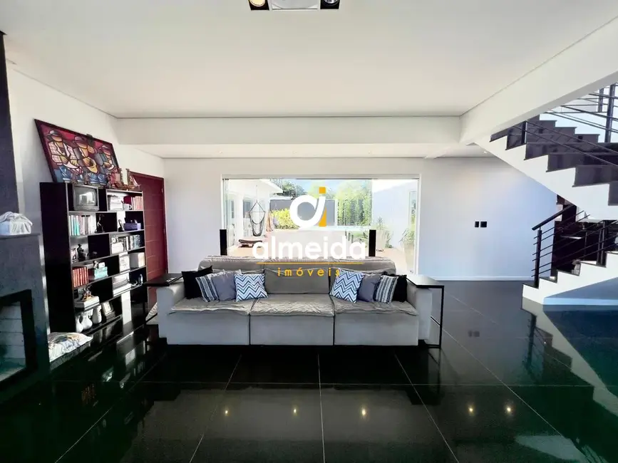 Casa com 4 quartos à venda, 450m2 em São José, Santa Maria - RS - imagem 8 Foto 8 de Casa com 4 quartos à venda, 450m2 em São José, Santa Maria - RS