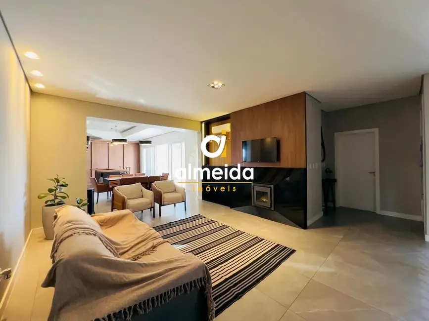 Casa com 4 quartos à venda, 450m2 em São José, Santa Maria - RS - imagem 7 Foto 7 de Casa com 4 quartos à venda, 450m2 em São José, Santa Maria - RS
