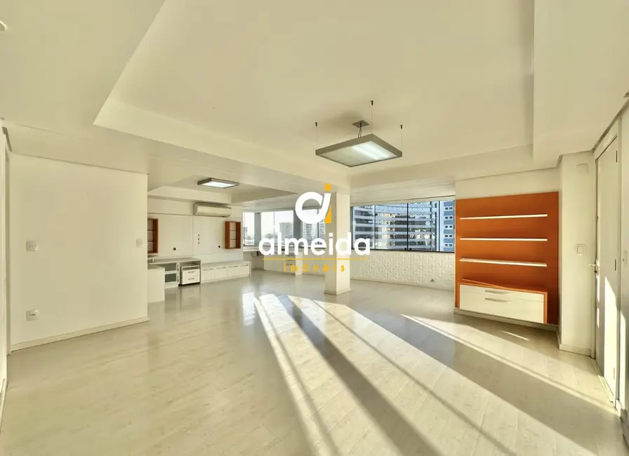 Foto 2 de Apartamento com 2 quartos à venda, 104m2 em Nossa Senhora Medianeira, Santa Maria - RS