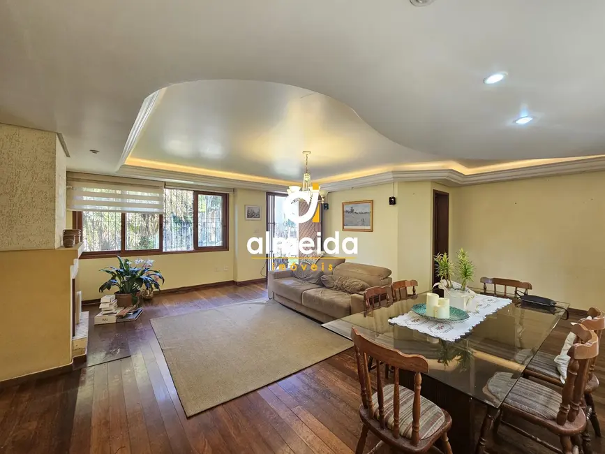 Foto 5 de Casa com 4 quartos para alugar, 297m2 em Nossa Senhora de Lourdes, Santa Maria - RS
