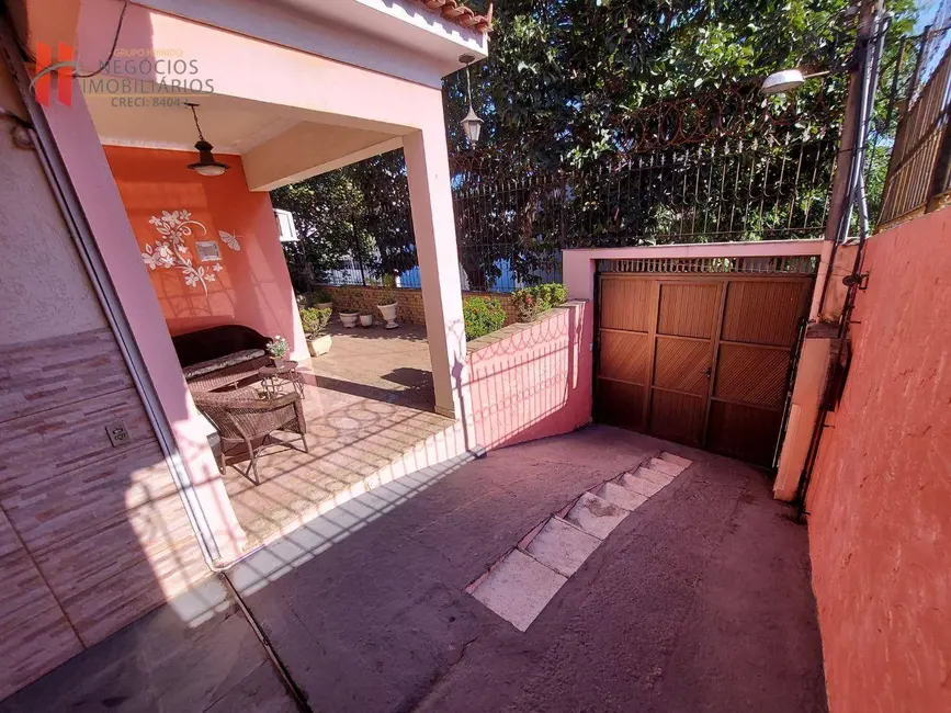 Casa com 3 quartos à venda, 206m2 em Jardim Vinte e Cinco de Agosto, Duque De Caxias - RJ - imagem 5 Foto 5 de Casa com 3 quartos à venda, 206m2 em Jardim Vinte e Cinco de Agosto, Duque De Caxias - RJ