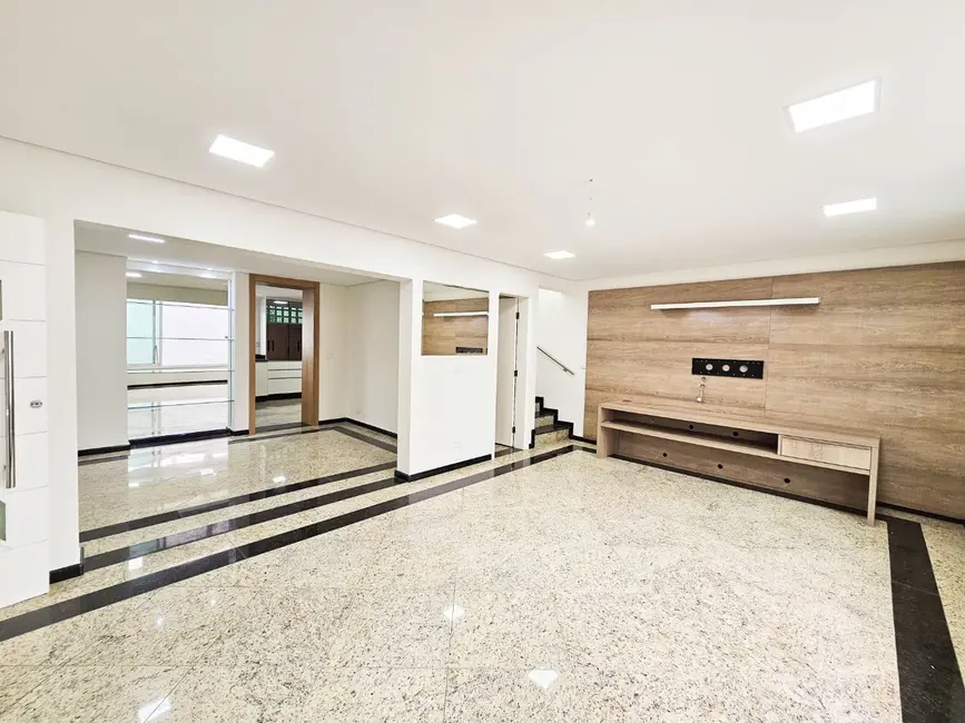 Foto 1 de Sobrado com 3 quartos para alugar, 250m2 em Santa Maria, Santo Andre - SP