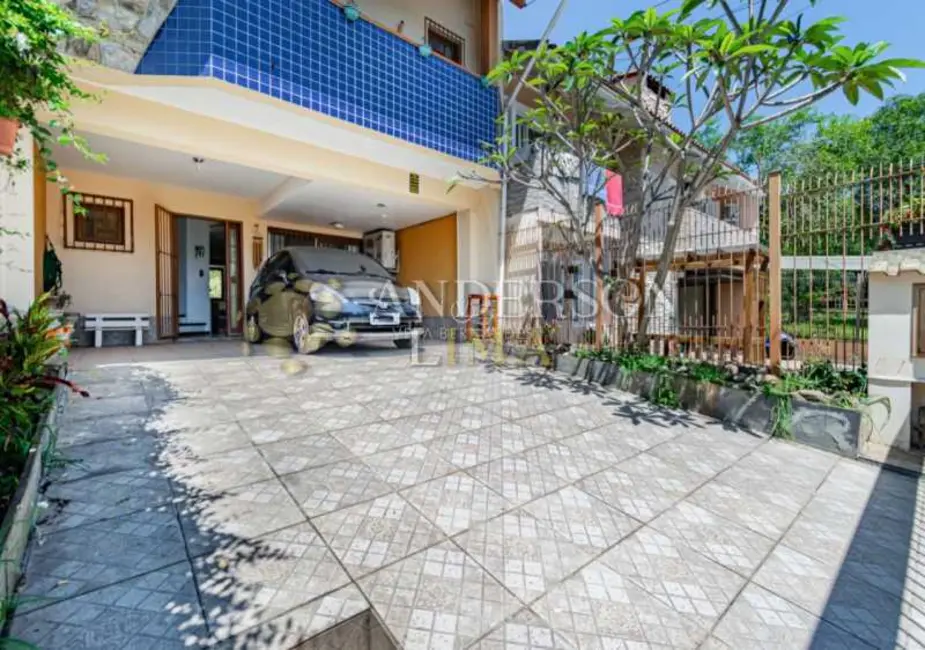 Casa com 3 quartos à venda, 184m2 em Porto Alegre - RS - imagem 4 Foto 4 de Casa com 3 quartos à venda, 184m2 em Porto Alegre - RS