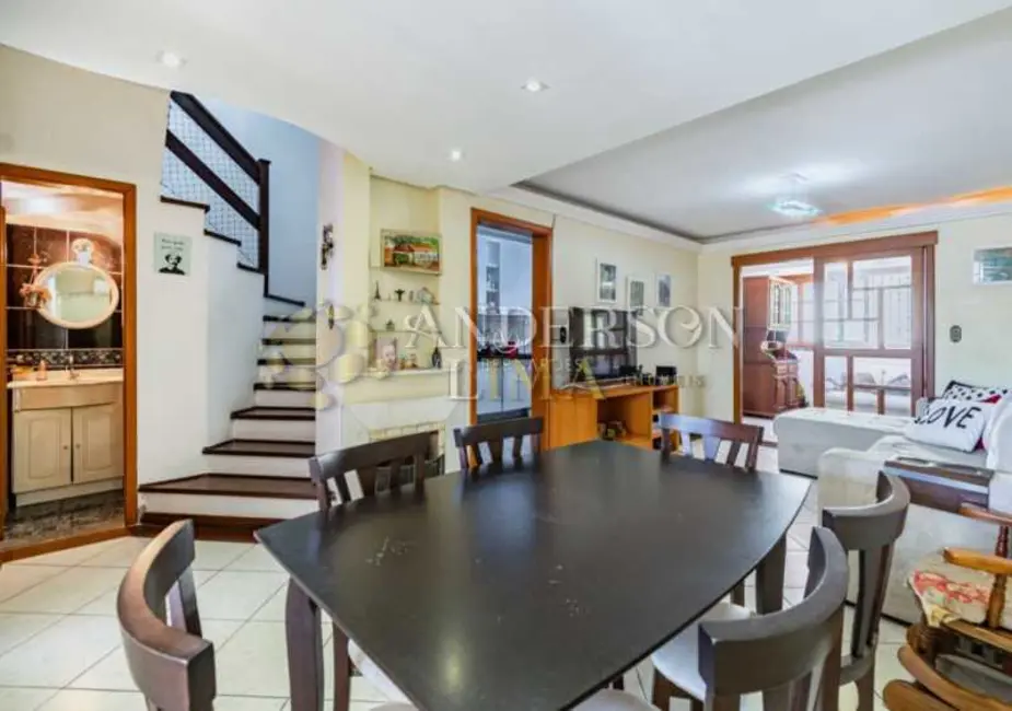 Casa com 3 quartos à venda, 184m2 em Porto Alegre - RS - imagem 3 Foto 3 de Casa com 3 quartos à venda, 184m2 em Porto Alegre - RS