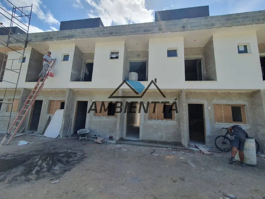 Foto 2 de Sobrado com 2 quartos à venda, 80m2 em Caraguatatuba - SP