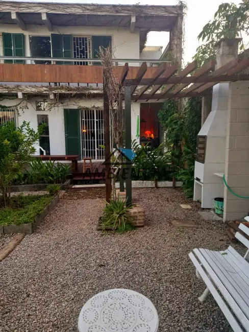 Foto 3 de Casa com 2 quartos para alugar, 132m2 em Centro, Caraguatatuba - SP