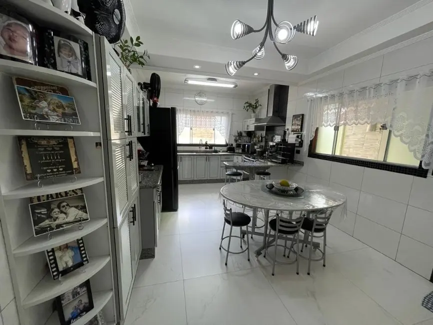 Sobrado com 3 quartos à venda, 125m2 em Jardim Santa Cecília, Guarulhos - SP - imagem 7 Foto 7 de Sobrado com 3 quartos à venda, 125m2 em Jardim Santa Cecília, Guarulhos - SP