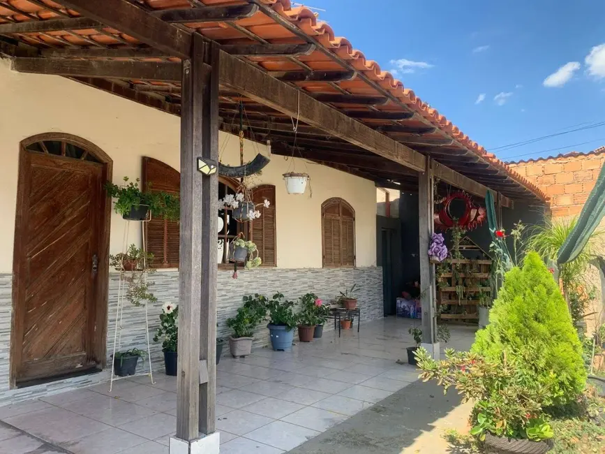 Foto 2 de Casa com 3 quartos à venda, 360m2 em Jardim Petrópolis, Betim - MG