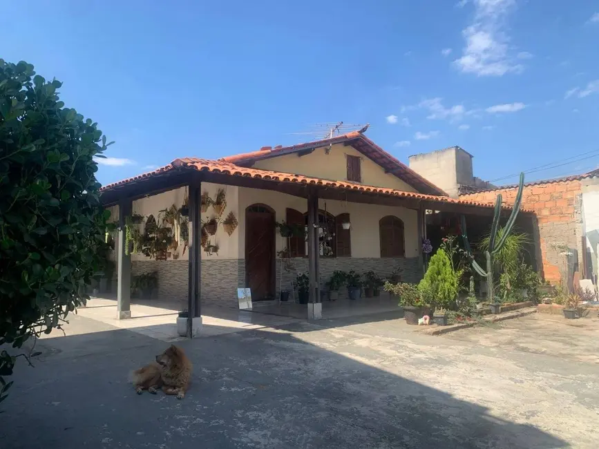 Foto 1 de Casa com 3 quartos à venda, 360m2 em Jardim Petrópolis, Betim - MG