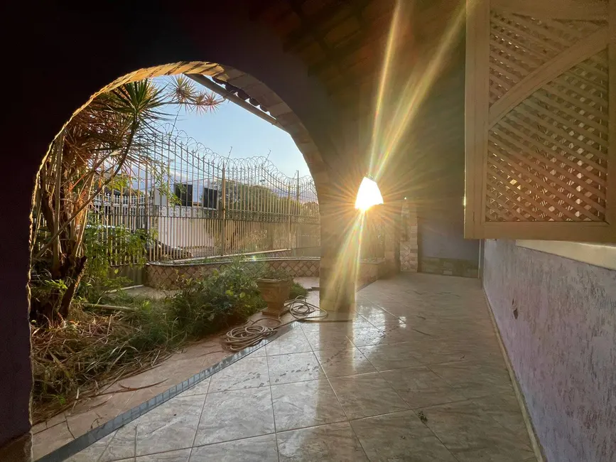 Foto 3 de Casa com 4 quartos à venda e para alugar, 360m2 em Contagem - MG