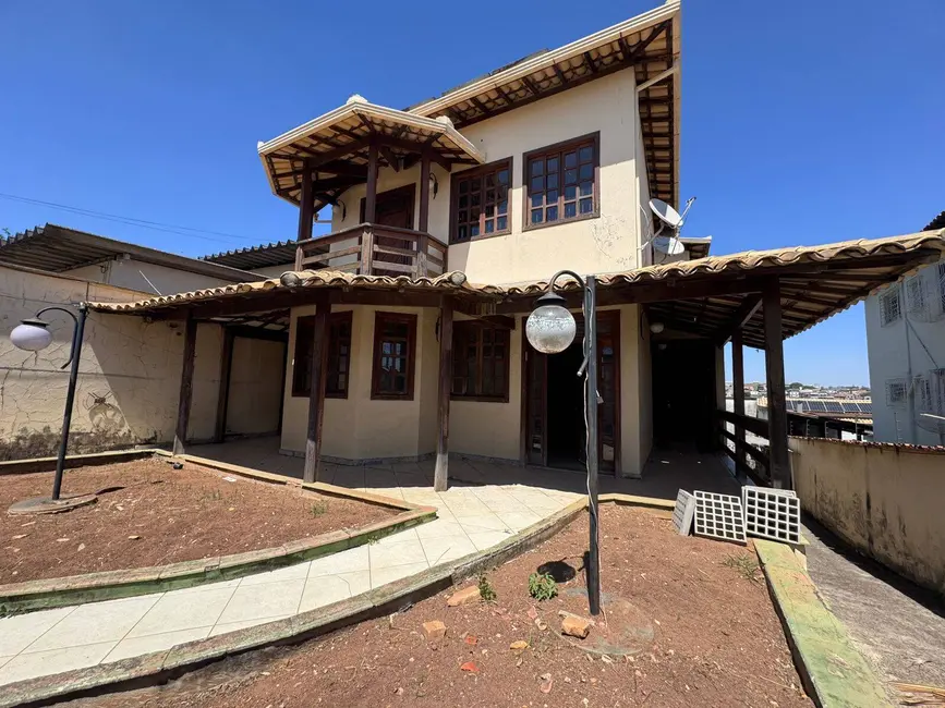 Foto 3 de Casa com 3 quartos para alugar, 500m2 em Contagem - MG