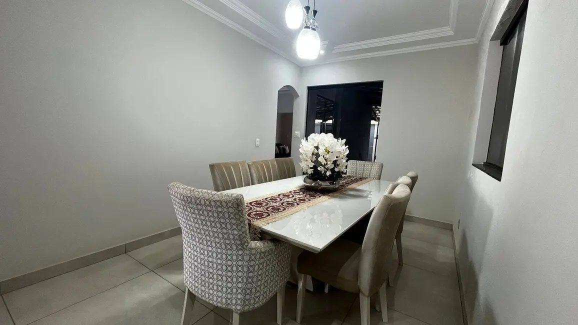 Casa com 3 quartos à venda e para alugar, 280m2 em Centro, Igarape - MG - imagem 3 Foto 3 de Casa com 3 quartos à venda e para alugar, 280m2 em Centro, Igarape - MG