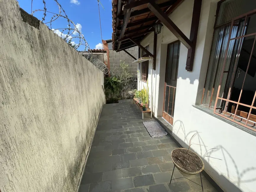 Foto 1 de Casa com 4 quartos à venda em Alípio de Melo, Belo Horizonte - MG