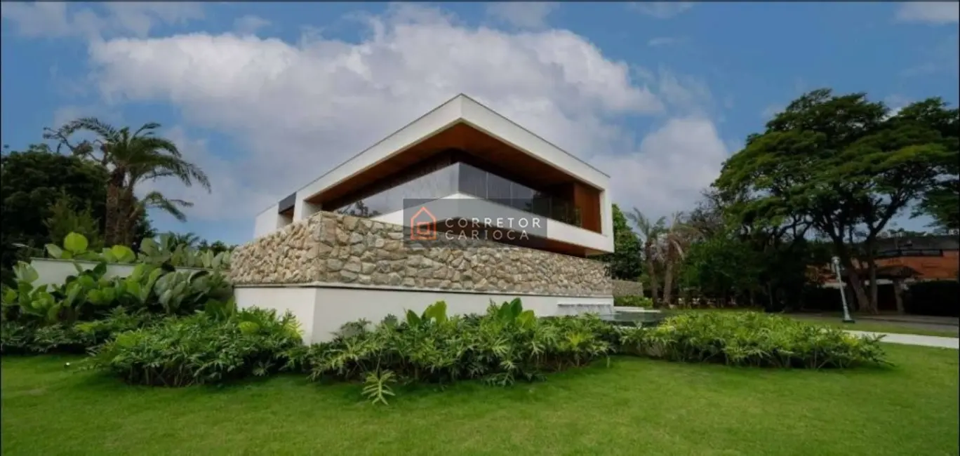 Casa com 5 quartos à venda, 1280m2 em Barra da Tijuca, Rio De Janeiro - RJ - imagem 2 Foto 2 de Casa com 5 quartos à venda, 1280m2 em Barra da Tijuca, Rio De Janeiro - RJ