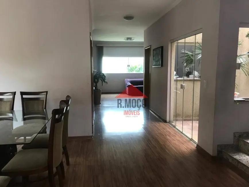 Sobrado com 4 quartos à venda, 300m2 em Jardim Triana, São Paulo - SP - imagem 8 Foto 8 de Sobrado com 4 quartos à venda, 300m2 em Jardim Triana, São Paulo - SP