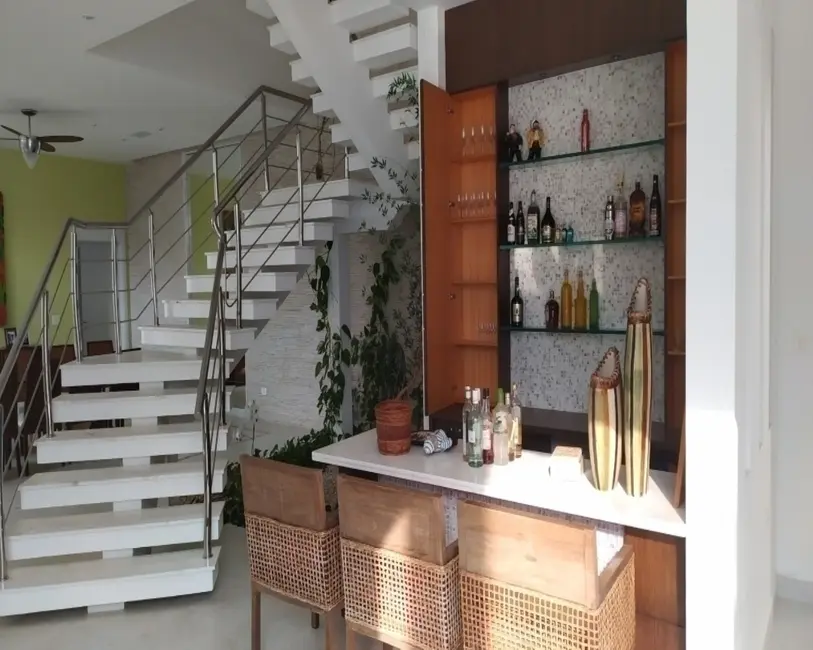 Foto 3 de Sobrado com 6 quartos para alugar, 890m2 em Jardim Acapulco, Guaruja - SP