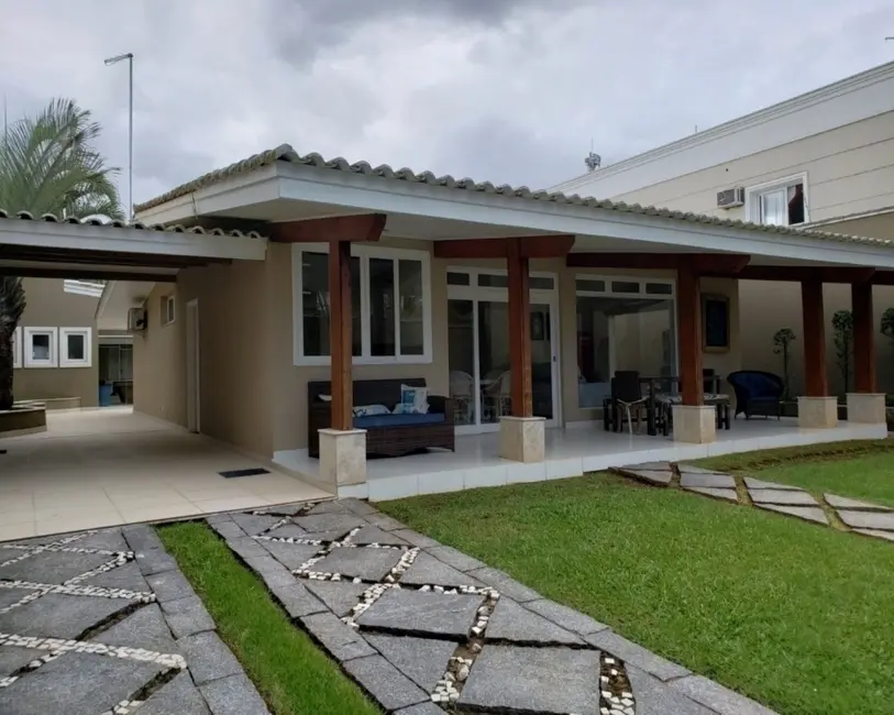 Foto 2 de Sobrado com 3 quartos à venda e para alugar, 150m2 em Balneário Praia do Pernambuco, Guaruja - SP