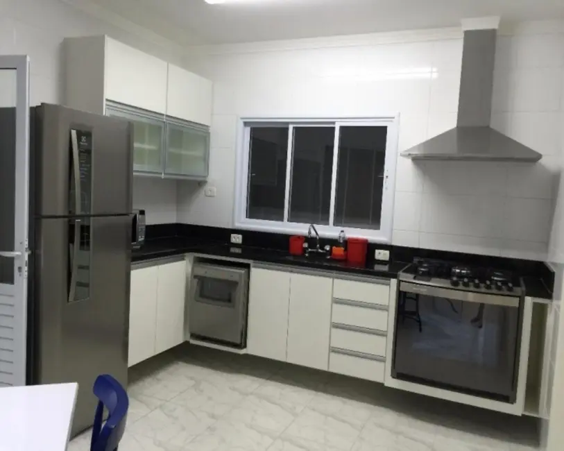 Sobrado com 4 quartos à venda e para alugar, 300m2 em Balneário Praia do Pernambuco, Guaruja - SP - imagem 9 Foto 9 de Sobrado com 4 quartos à venda e para alugar, 300m2 em Balneário Praia do Pernambuco, Guaruja - SP