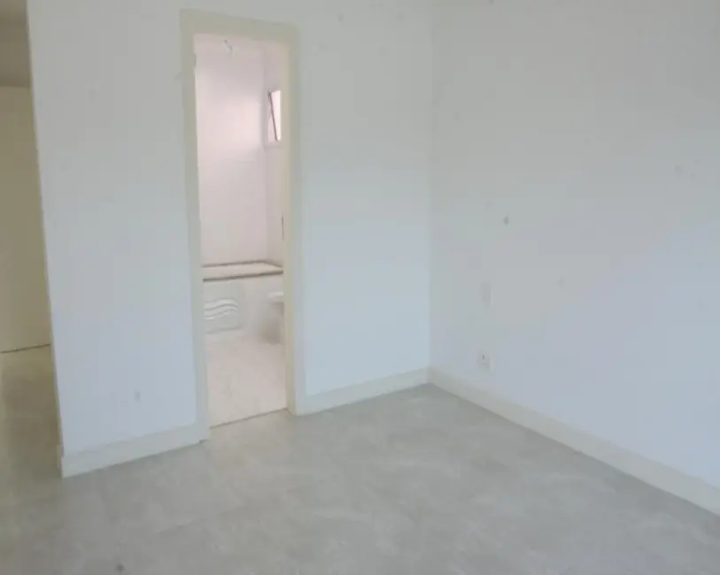 Sobrado com 4 quartos à venda e para alugar, 300m2 em Balneário Praia do Pernambuco, Guaruja - SP - imagem 7 Foto 7 de Sobrado com 4 quartos à venda e para alugar, 300m2 em Balneário Praia do Pernambuco, Guaruja - SP