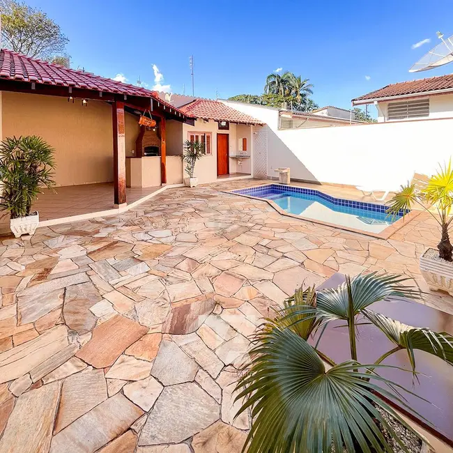 Foto 1 de Casa com 3 quartos à venda, 300m2 em Pindamonhangaba - SP