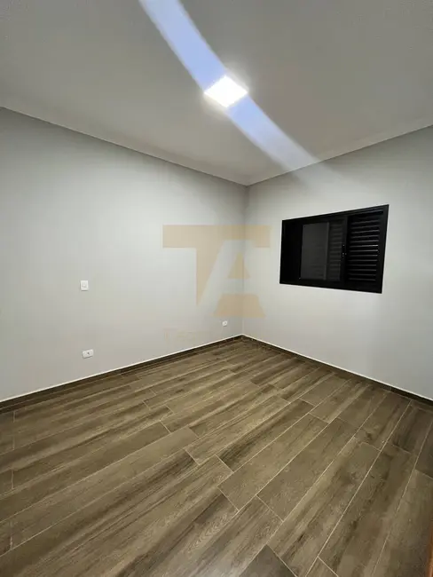 Casa de Condomínio com 3 quartos à venda, 200m2 em Parque São Domingos, Pindamonhangaba - SP - imagem 3 Foto 3 de Casa de Condomínio com 3 quartos à venda, 200m2 em Parque São Domingos, Pindamonhangaba - SP