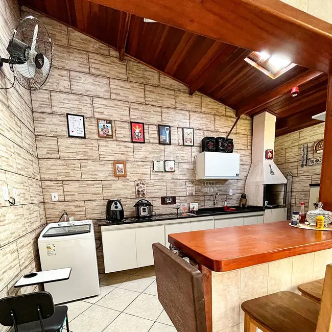 Casa com 3 quartos e 2 banheiros à venda, 72m2 por R$565.000 em