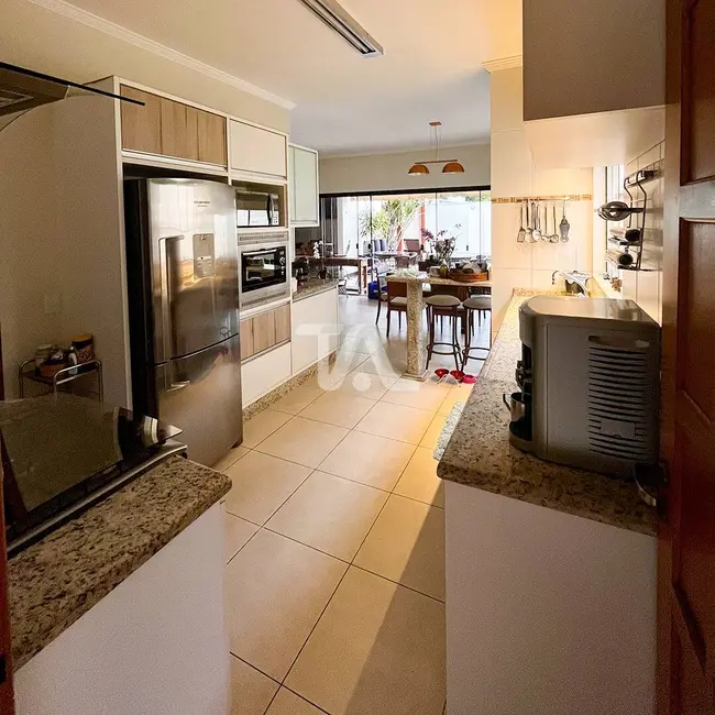 Foto 3 de Casa com 4 quartos à venda, 450m2 em Condominio Residencial Real Ville, Pindamonhangaba - SP