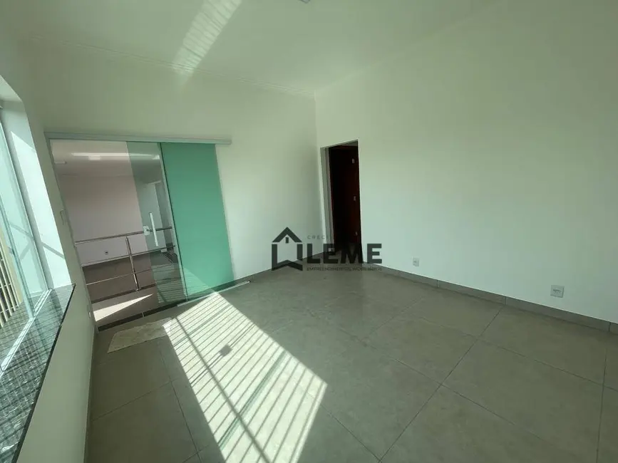 Casa com 3 quartos à venda, 300m2 em Jardim São Domingos, Mococa - SP - imagem 2 Foto 2 de Casa com 3 quartos à venda, 300m2 em Jardim São Domingos, Mococa - SP