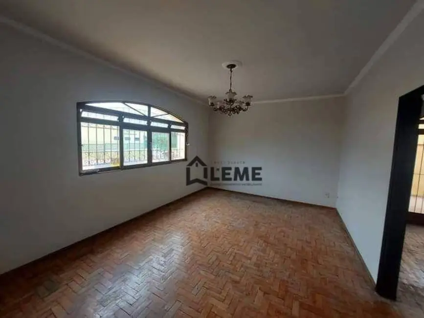 Casa com 3 quartos à venda, 300m2 em Jardim São Domingos, Mococa - SP - imagem 4 Foto 4 de Casa com 3 quartos à venda, 300m2 em Jardim São Domingos, Mococa - SP