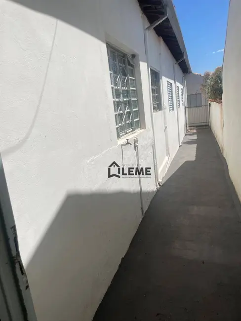 Casa com 3 quartos à venda e para alugar, 205m2 em Jardim São Francisco, Mococa - SP - imagem 5 Foto 5 de Casa com 3 quartos à venda e para alugar, 205m2 em Jardim São Francisco, Mococa - SP