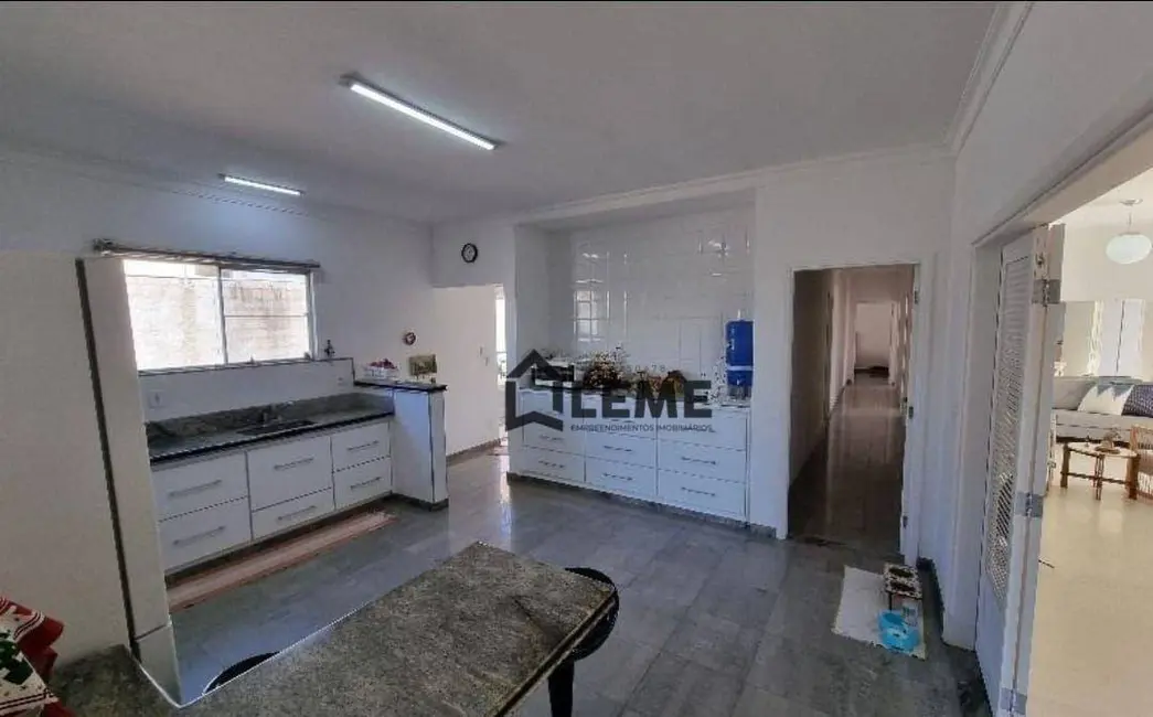 Foto 2 de Casa com 3 quartos à venda, 1500m2 em Casa Branca - SP