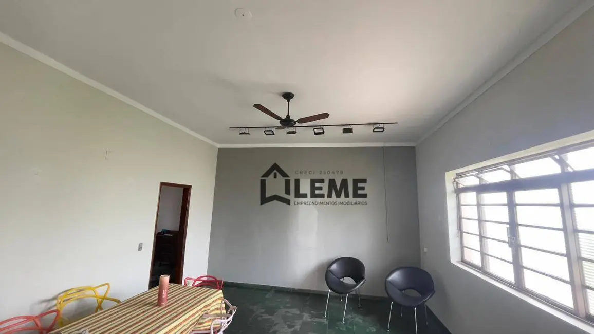 Casa com 3 quartos para alugar, 288m2 em Centro, Mococa - SP - imagem 7 Foto 7 de Casa com 3 quartos para alugar, 288m2 em Centro, Mococa - SP