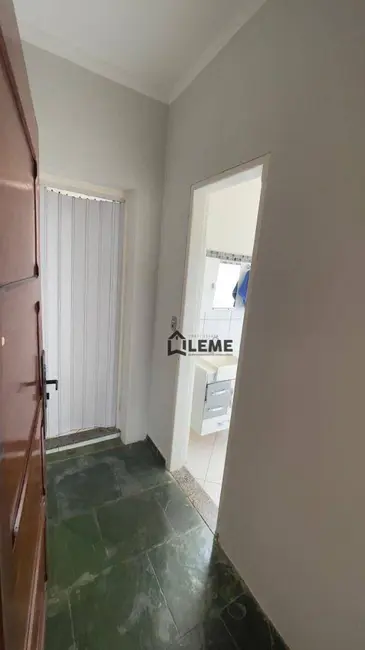 Casa com 3 quartos para alugar, 288m2 em Centro, Mococa - SP - imagem 5 Foto 5 de Casa com 3 quartos para alugar, 288m2 em Centro, Mococa - SP