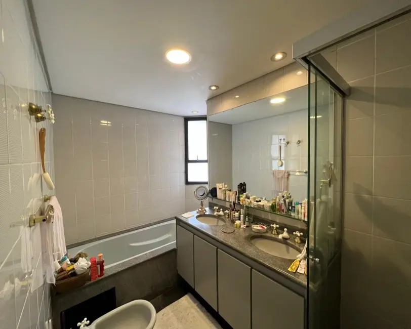 Apartamento com 3 quartos à venda, 220m2 em Itaim Bibi, São Paulo - SP - imagem 4 Foto 4 de Apartamento com 3 quartos à venda, 220m2 em Itaim Bibi, São Paulo - SP