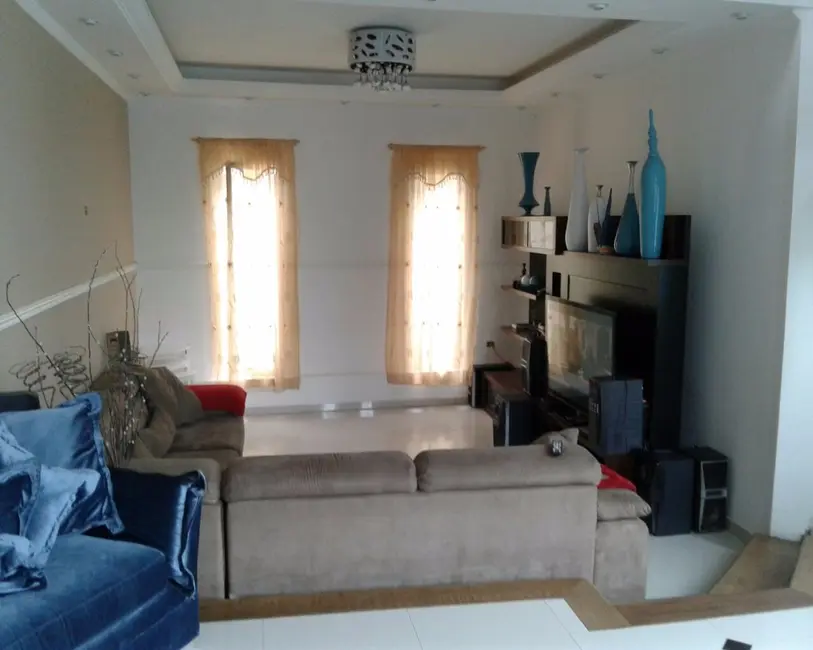 Casa de Condomínio com 4 quartos à venda, 245m2 em Cotia - SP - imagem 3 Foto 3 de Casa de Condomínio com 4 quartos à venda, 245m2 em Cotia - SP