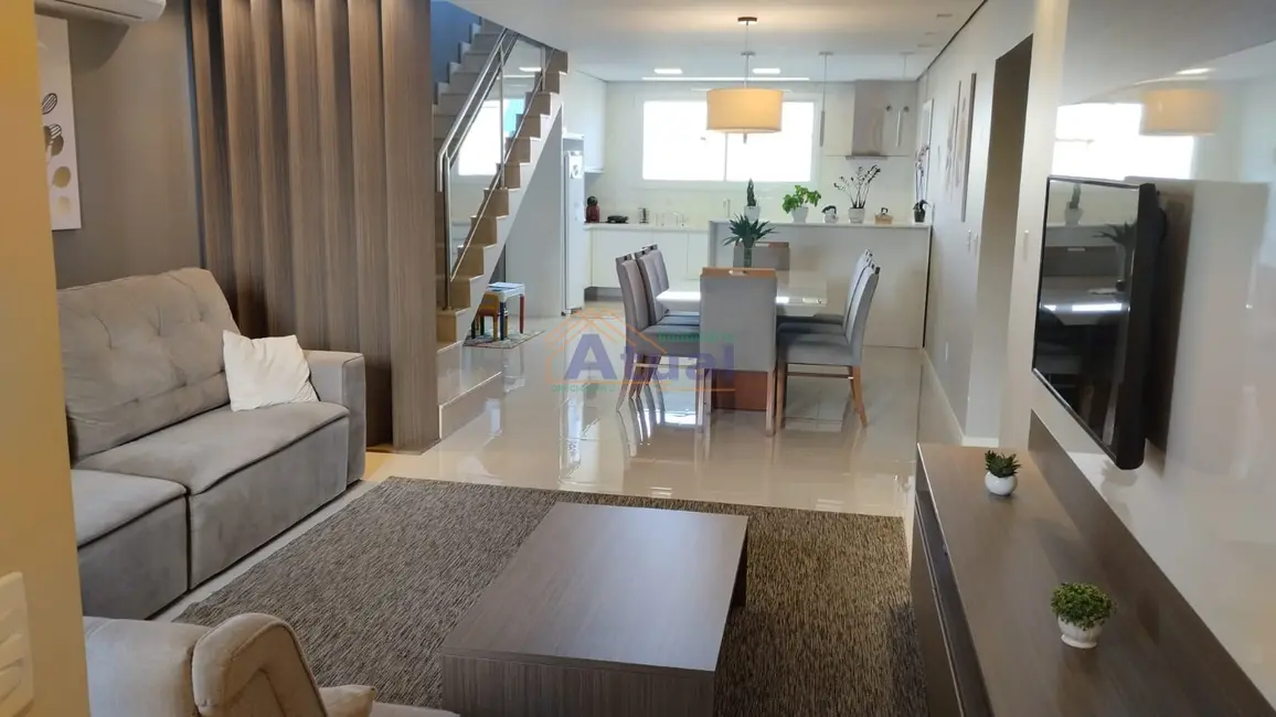 Casa com 4 quartos à venda, 254m2 em Centro, Santo Angelo - RS - imagem 6 Foto 6 de Casa com 4 quartos à venda, 254m2 em Centro, Santo Angelo - RS