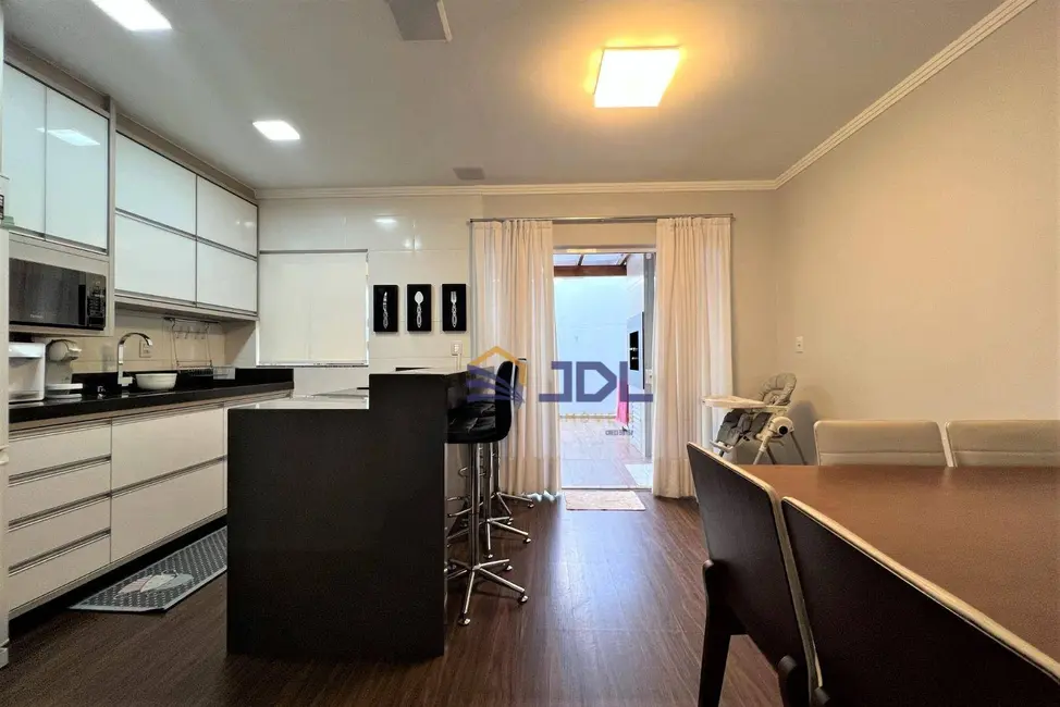 Sobrado com 3 quartos à venda, 91m2 em Velha Central, Blumenau - SC - imagem 4 Foto 4 de Sobrado com 3 quartos à venda, 91m2 em Velha Central, Blumenau - SC