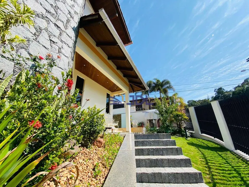 Casa com 3 quartos à venda, 375m2 em Velha, Blumenau - SC - imagem 2 Foto 2 de Casa com 3 quartos à venda, 375m2 em Velha, Blumenau - SC