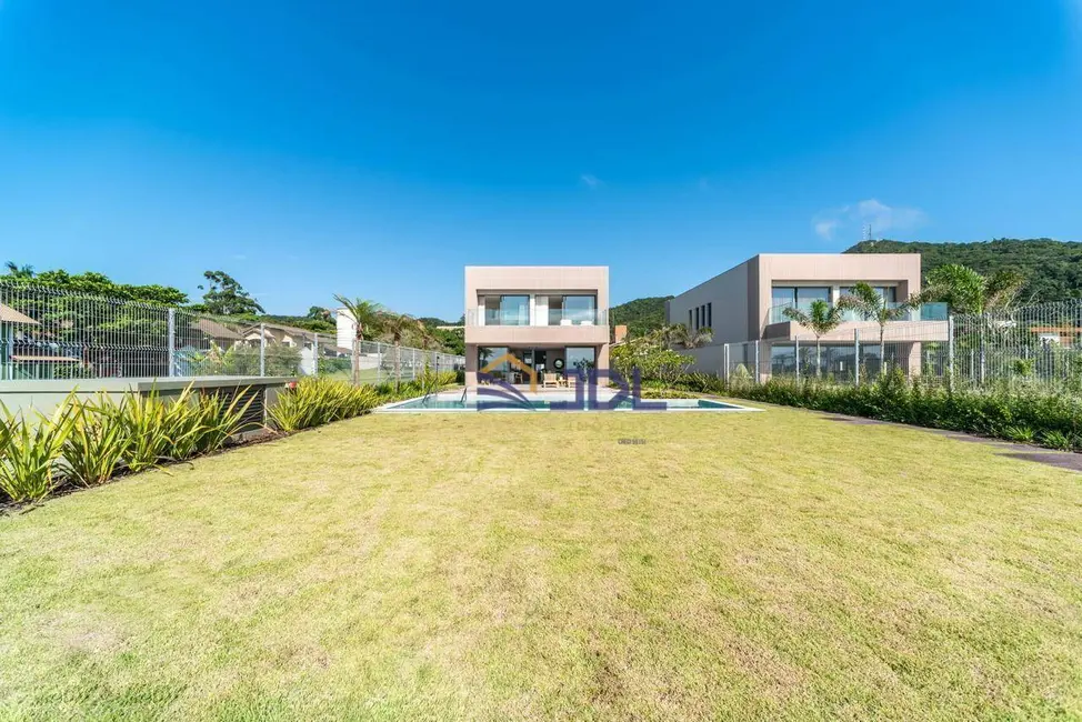 Casa com 5 quartos à venda, 1385m2 em Praia do Estaleiro, Balneario Camboriu - SC - imagem 3 Foto 3 de Casa com 5 quartos à venda, 1385m2 em Praia do Estaleiro, Balneario Camboriu - SC