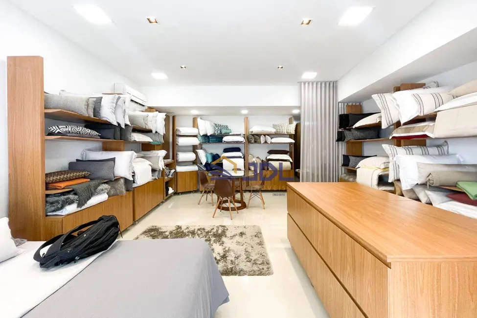 Foto 3 de Loja à venda, 100m2 em Centro, Balneario Camboriu - SC
