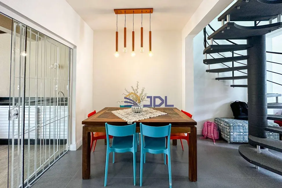 Casa com 3 quartos à venda, 240m2 em Velha, Blumenau - SC - imagem 4 Foto 4 de Casa com 3 quartos à venda, 240m2 em Velha, Blumenau - SC