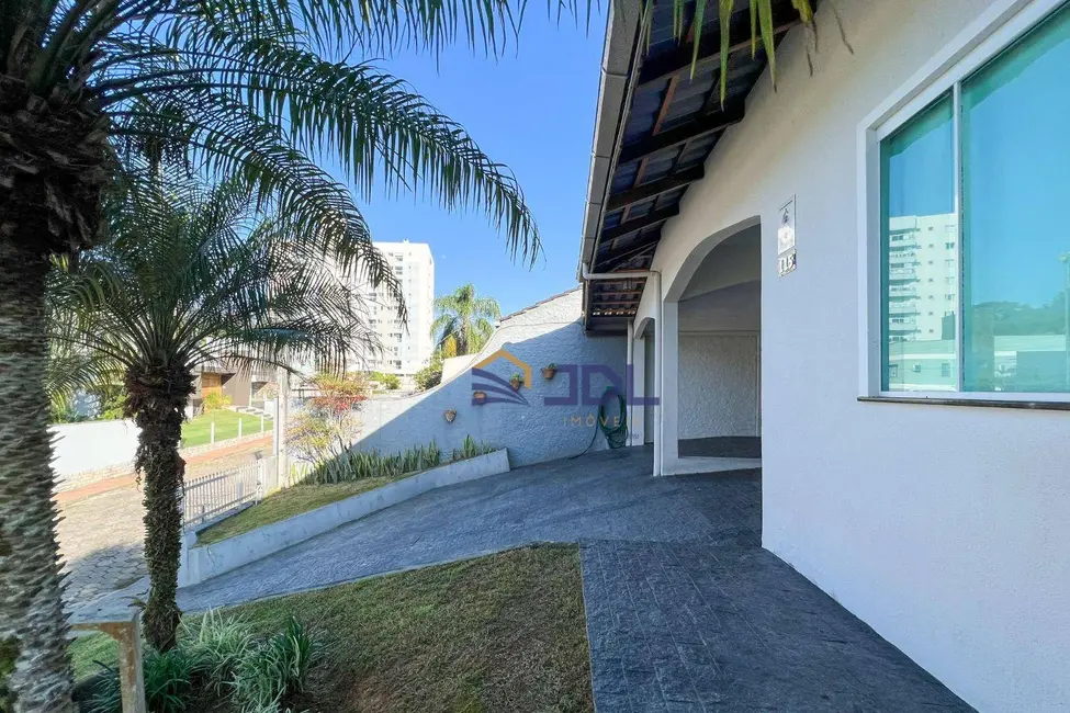 Foto 2 de Casa com 3 quartos à venda, 570m2 em Velha, Blumenau - SC