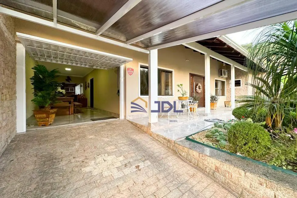 Casa com 3 quartos à venda, 380m2 em Velha, Blumenau - SC - imagem 3 Foto 3 de Casa com 3 quartos à venda, 380m2 em Velha, Blumenau - SC