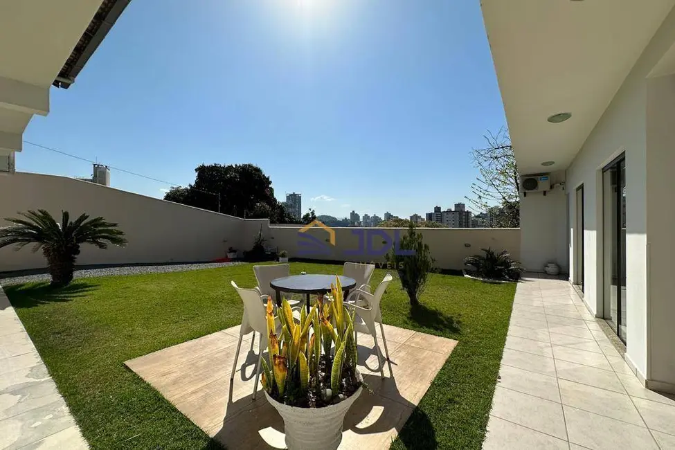 Casa com 3 quartos à venda, 395m2 em Centro, Blumenau - SC - imagem 4 Foto 4 de Casa com 3 quartos à venda, 395m2 em Centro, Blumenau - SC