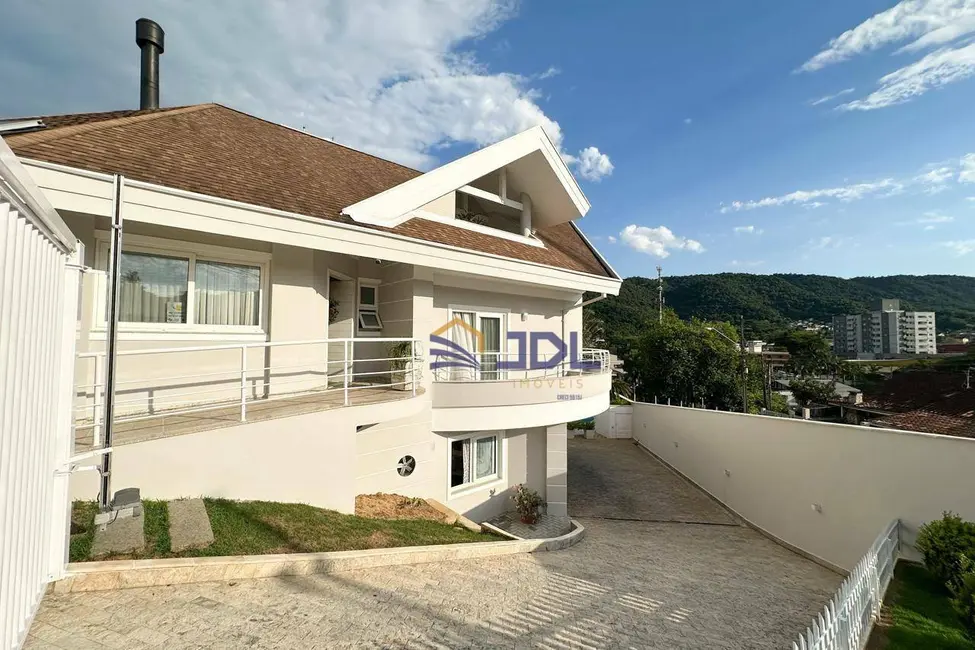 Casa com 3 quartos à venda, 495m2 em Velha, Blumenau - SC - imagem 2 Foto 2 de Casa com 3 quartos à venda, 495m2 em Velha, Blumenau - SC