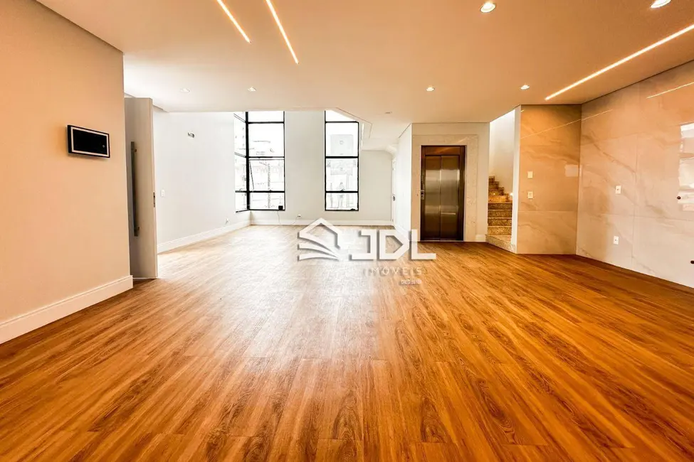 Casa com 3 quartos à venda, 300m2 em Vila Nova, Blumenau - SC - imagem 5 Foto 5 de Casa com 3 quartos à venda, 300m2 em Vila Nova, Blumenau - SC