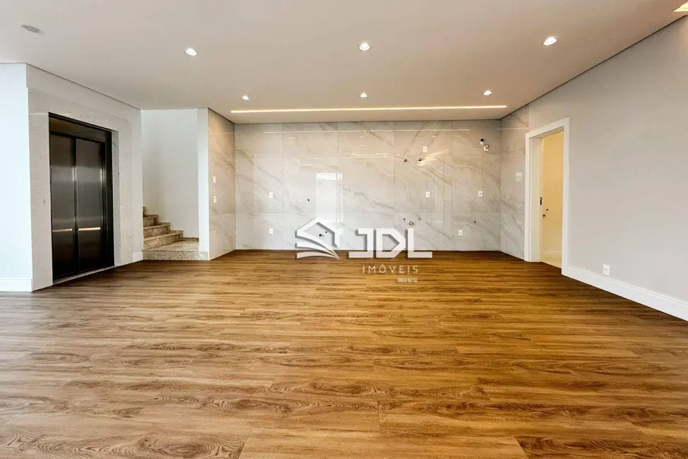 Casa com 3 quartos à venda, 300m2 em Vila Nova, Blumenau - SC - imagem 4 Foto 4 de Casa com 3 quartos à venda, 300m2 em Vila Nova, Blumenau - SC