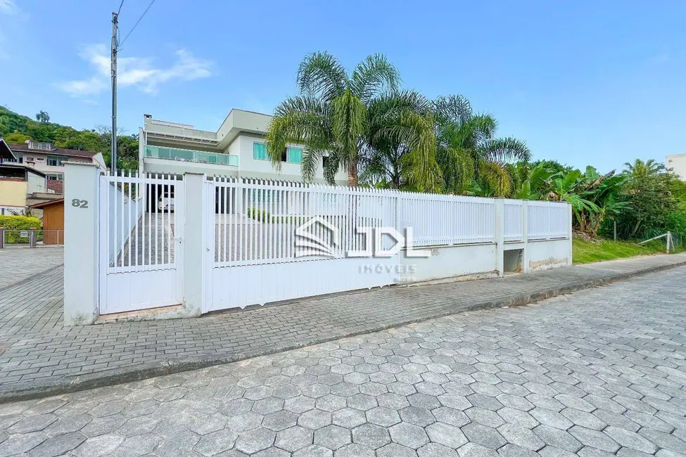 Casa com 5 quartos à venda, 464m2 em Garcia, Blumenau - SC - imagem 3 Foto 3 de Casa com 5 quartos à venda, 464m2 em Garcia, Blumenau - SC